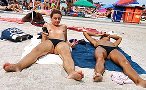 Amateur Hot Topless Bikini Girls Spied By Voyeur At Beach